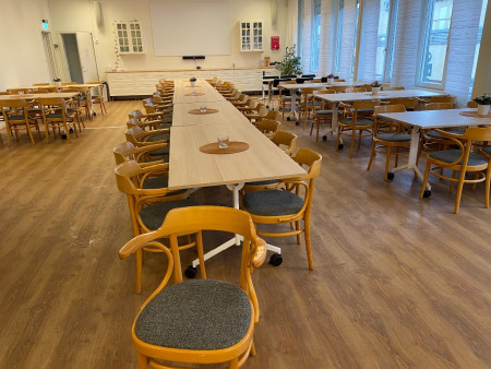 Möbler omklädda i tyg från Kinnarp till sällskapsrummet i Tibble kyrka, okt 2025.